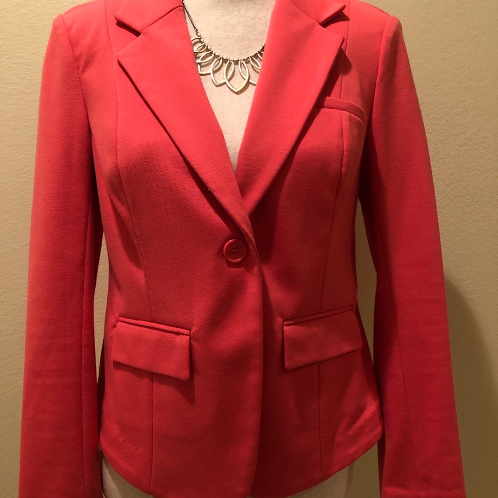 Pink form-fitting blazer